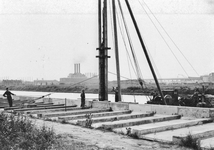 44445 Afbeelding van het heiwerk langs de in aanleg zijnde loswal aan de Noordelijke Insteekhaven (Kernhaven) te Utrecht.
